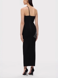 Détail de la robe bandage noire à une épaule montrant les franges argentées et le dos nu