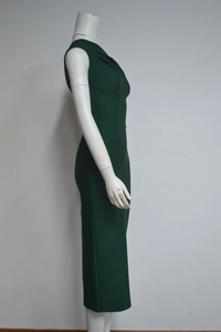 Vue latérale de la robe bandage vert foncé moulante avec épaule dénudée et coupe slim