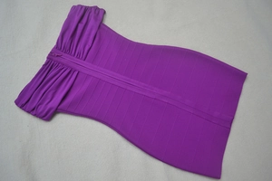 Détail d'une robe bandage violette à épaules dénudées avec côtes et fermeture éclair