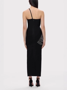 Détail d'une robe bandage noire à une épaule montrant le zip et les franges argentées