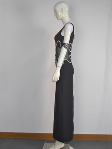 Abito lungo nero senza maniche aderente con inserti in mesh e finiture in strass