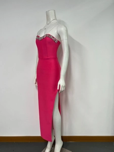 Detail von Strass-Ausschnitt und Seitenschlitz am pinken figurbetonten Partykleid