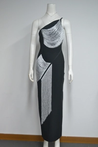 Détail de franges métalliques argentées sur une robe de soirée bandage noire asymétrique