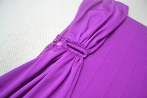 Détail d'une robe bandage violette avec anneau en métal, fronces et zip invisible