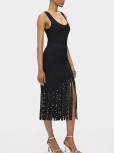 Robe bandage noire sans manches avec franges cloutées argentées et décolleté en U élégant