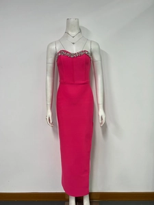Detailansicht des fuchsia-farbenen Bodycon-Kleides mit Strasssteinen am Dekolleté