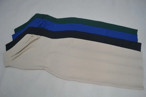 Robes bandage sans manches à plat montrant les couleurs vert foncé, bleu, noir et beige