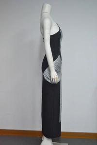 Vue latérale d'une robe bandage noire avec des franges argentées sur un mannequin blanc