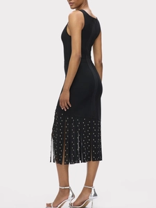 Robe bandage noire sans manches avec rivets métalliques et longues franges élégantes
