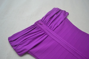 Détail d'une robe bandage violette avec fermeture éclair invisible et tissu texturé