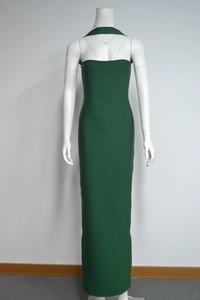 Dettaglio dell'abito a fascia verde scuro con scollo all'americana e vestibilità slim schiena nuda