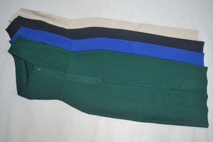 Détail à plat de robes bandage beige, noir, bleu et vert avec fermetures éclair invisibles