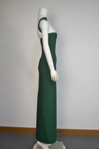 Dettaglio dell'elegante abito lungo bandage verde scuro con scollo all'americana e schiena nuda