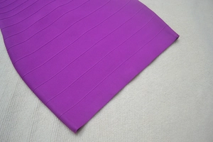 Détail du tissu de la robe bandage violette avec texture tricotée élastique
