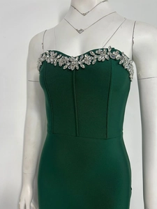 Detail des Herz-Ausschnitts mit Strassblumen am dunkelgrünen Bandage-Kleid