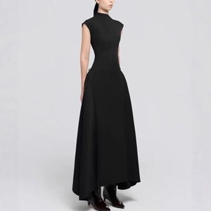 Robe de soirée noire sans manches à col montant avec une silhouette évasée et asymétrique