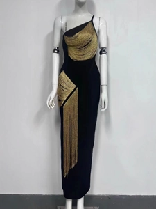 Vue détaillée de la robe bandage noire à une épaule avec des franges dorées métalliques