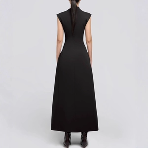 Robe longue noire sans manches à col montant avec ourlet asymétrique et silhouette trapèze