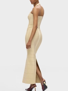 Robe longue de soirée dorée dos nu et fendue sur le côté pour des soirées élégantes