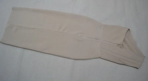 Détail de la robe bandage beige avec fermeture éclair invisible au dos et ourlet fendu