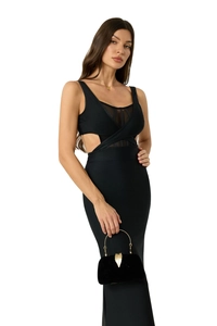 Détail de la robe bandage noire avec empiècements en mesh transparent et coupe ajustée