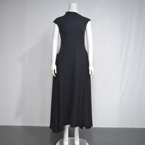 Élégante robe sans manches à col montant noire avec ourlet asymétrique pour événements
