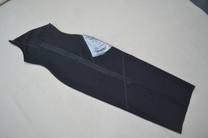 Détail d'une robe bandage noire avec franges argentées et fermeture éclair au dos
