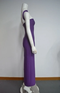Vista laterale dell'elegante abito a fascia viola con scollo all'americana e vestibilità