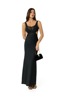 Détail de la robe bandage noire avec empiècements en résille et découpes à la taille