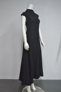 Détail de la robe trapèze noire sans manches avec col montant et ourlet asymétrique