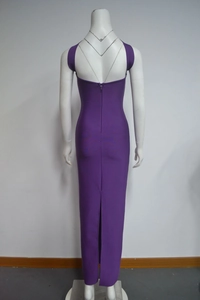 Dettaglio del retro di un abito bandage viola con scollo all'americana e zip invisibile
