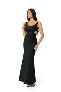 Détail de la robe bandage noire avec empiècement en mesh et découpes à la taille latérale