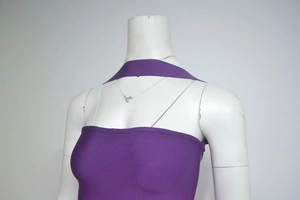 Dettaglio dello scollo all'americana viola con tessuto a bende e design cut-out