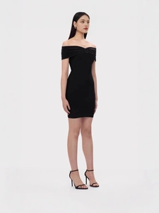 Robe bandage noire élégante avec col à épaules dénudées et coupe ajustée sophistiquée