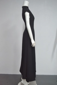 Gros plan sur le col montant élégant et la coupe sans manches de cette robe noire évasée