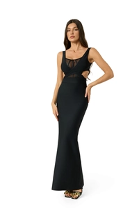 Détail de la robe bandage noire avec empiècements en mesh et découpe à la taille