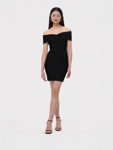Robe bandage noire élégante à épaules dénudées avec une coupe ajustée pour les soirées formelles
