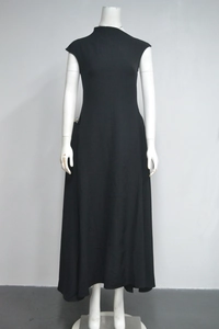Détail d'une robe noire chic sans manches à col montant avec silhouette élégante en ligne A