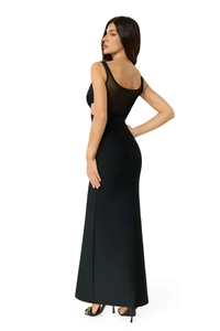 Vue détaillée du dos de la robe noire avec empiècement en tulle et découpe à la taille