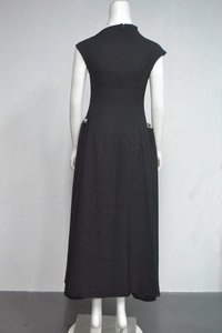 Détail d'une robe maxi noire élégante avec fermeture éclair invisible et col montant