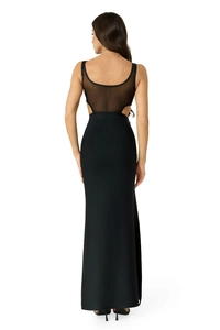 Détail de robe bandage noire avec dos en maille transparente et découpes à la taille