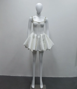 Détail de la robe corset blanche avec ornements en cristaux sur l'encolure et les bretelles