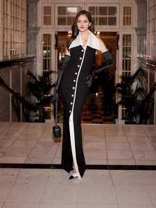 Robe mi-longue moulante élégante noir et blanc avec col contrasté et boutons perles