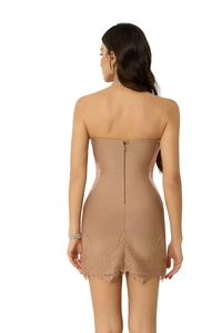 Vue arrière d'une robe moulante marron avec ourlet en dentelle et zip invisible