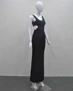Détail d'une robe de soirée noire moulante avec découpe à la taille et rubans bandages