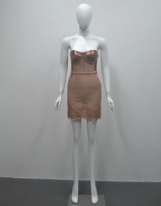 Vue détaillée d'une mini-robe corset nude avec ourlet en dentelle et baleines
