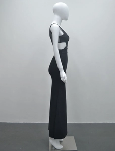 Détail d'une robe de soirée noire avec découpe latérale à la taille et coupe moulante chic