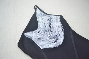 Détail de la robe bandage noire avec franges argentées et finitions de couture