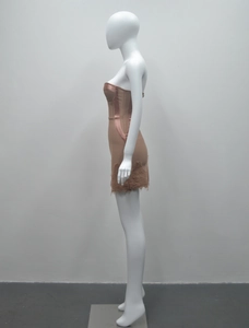 Détail de la robe courte moulante marron clair avec bandes satinées et bordure en dentelle