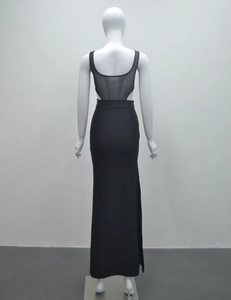 Détail du dos montrant le patchwork en maille noire transparente sur la robe de soirée